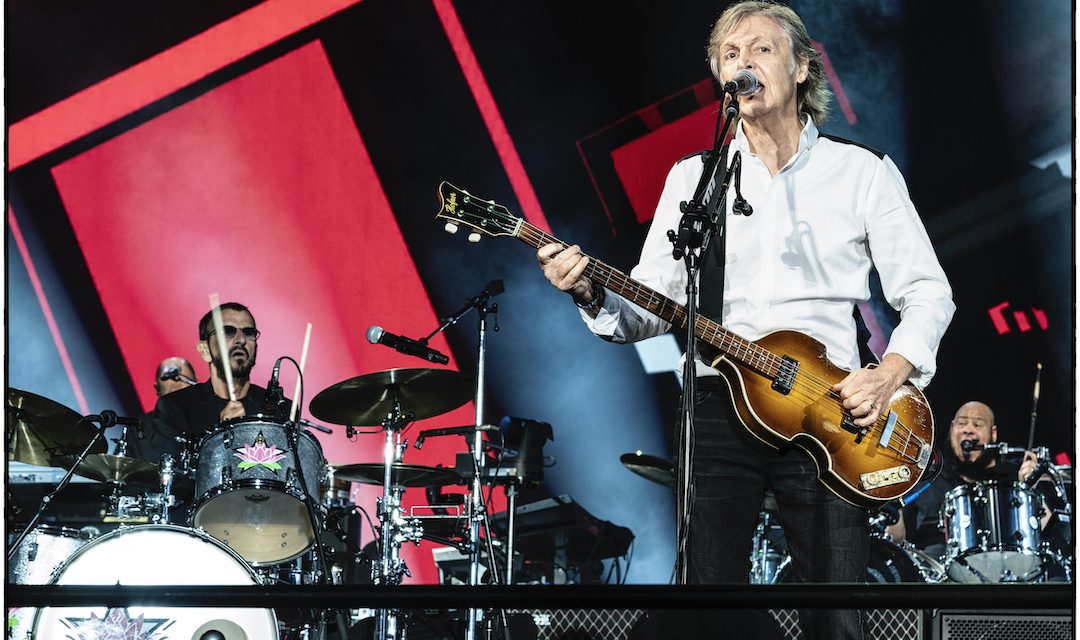 Paul McCartney hält eine leidenschaftliche Rede und spielt ‚Lady Madonna‘ für Together At Home