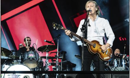 Paul McCartney hält eine leidenschaftliche Rede und spielt ‚Lady Madonna‘ für Together At Home